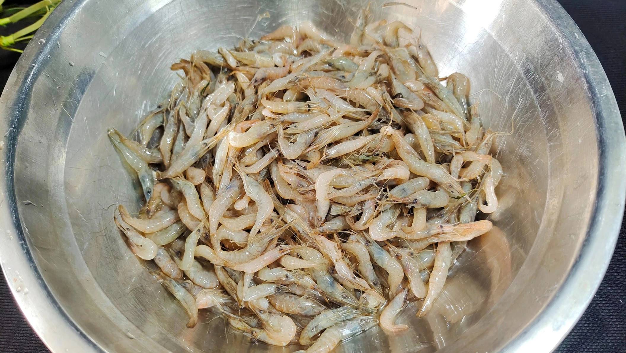 Loại thịt ăn cả vỏ, có canxi cao gấp 3 lần sữa, xào một đĩa với rau hẹ vô cùng thơm ngon, hấp dẫn-6