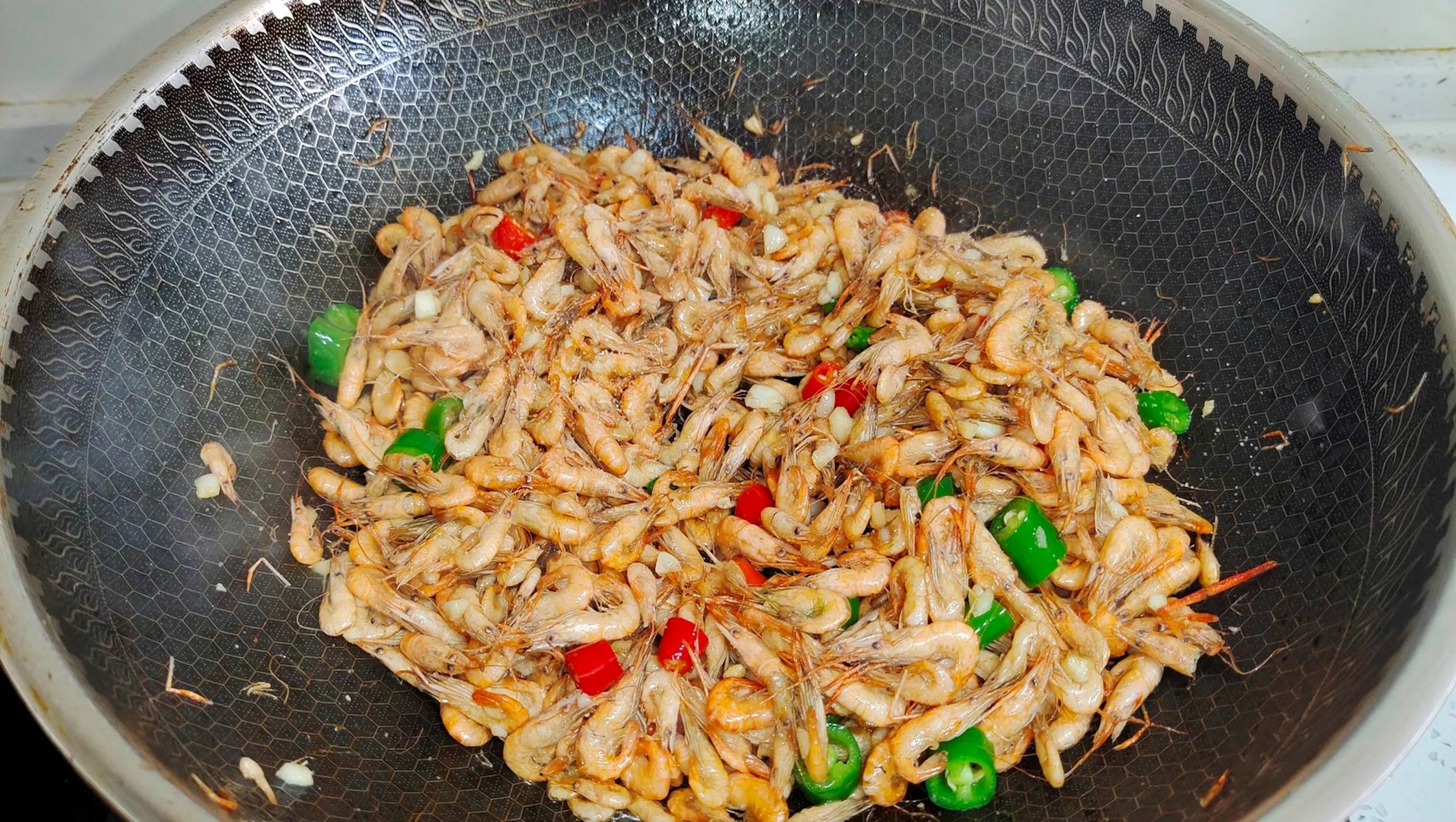 Loại thịt ăn cả vỏ, có canxi cao gấp 3 lần sữa, xào một đĩa với rau hẹ vô cùng thơm ngon, hấp dẫn-9
