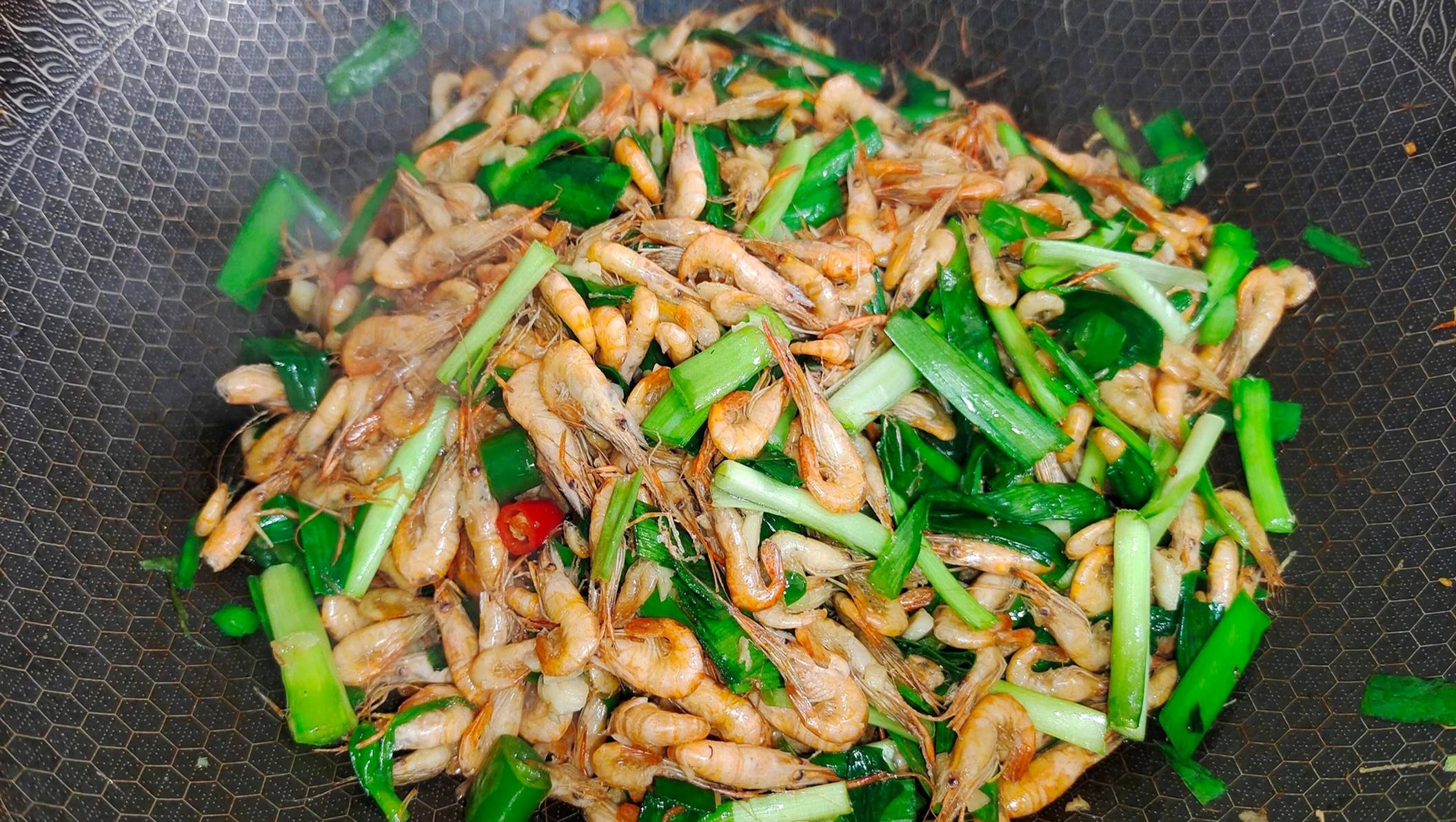 Loại thịt ăn cả vỏ, có canxi cao gấp 3 lần sữa, xào một đĩa với rau hẹ vô cùng thơm ngon, hấp dẫn-10