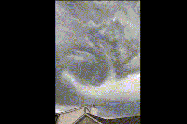 Clip: Đám mây xoáy lớn xuất hiện trên bầu trời gây lo lắng cho người dân