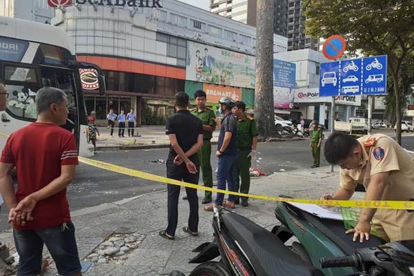 Tài xế xe bán tải chạy trốn cảnh sát, tông nhiều người trên phố-2