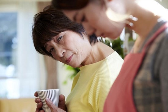 So sánh con dâu với người yêu cũ của con trai ngay trong bữa cỗ, mẹ chồng được phen 