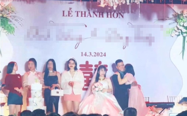 Độc lạ Hà Nam: Cô dâu tươi như hoa nhìn dàn người yêu cũ lên sân khấu ôm tạm biệt chú rể-1