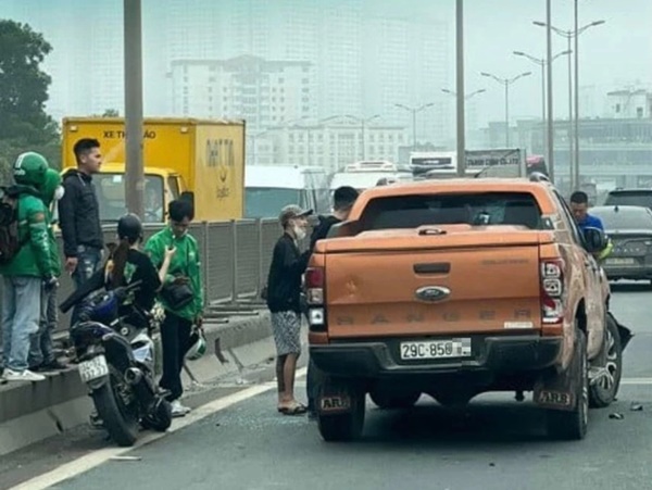 Danh tính lái xe bán tải gây tai nạn liên hoàn khi chạy trốn cảnh sát trên phố Hà Nội-2
