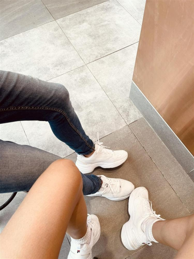 Soi tình sử của Á hậu Hoàng Thùy: Từng chết đi sống lại khi chia tay bạn trai người Đức, vướng nghi vấn hẹn hò với Rocker Nguyễn-8