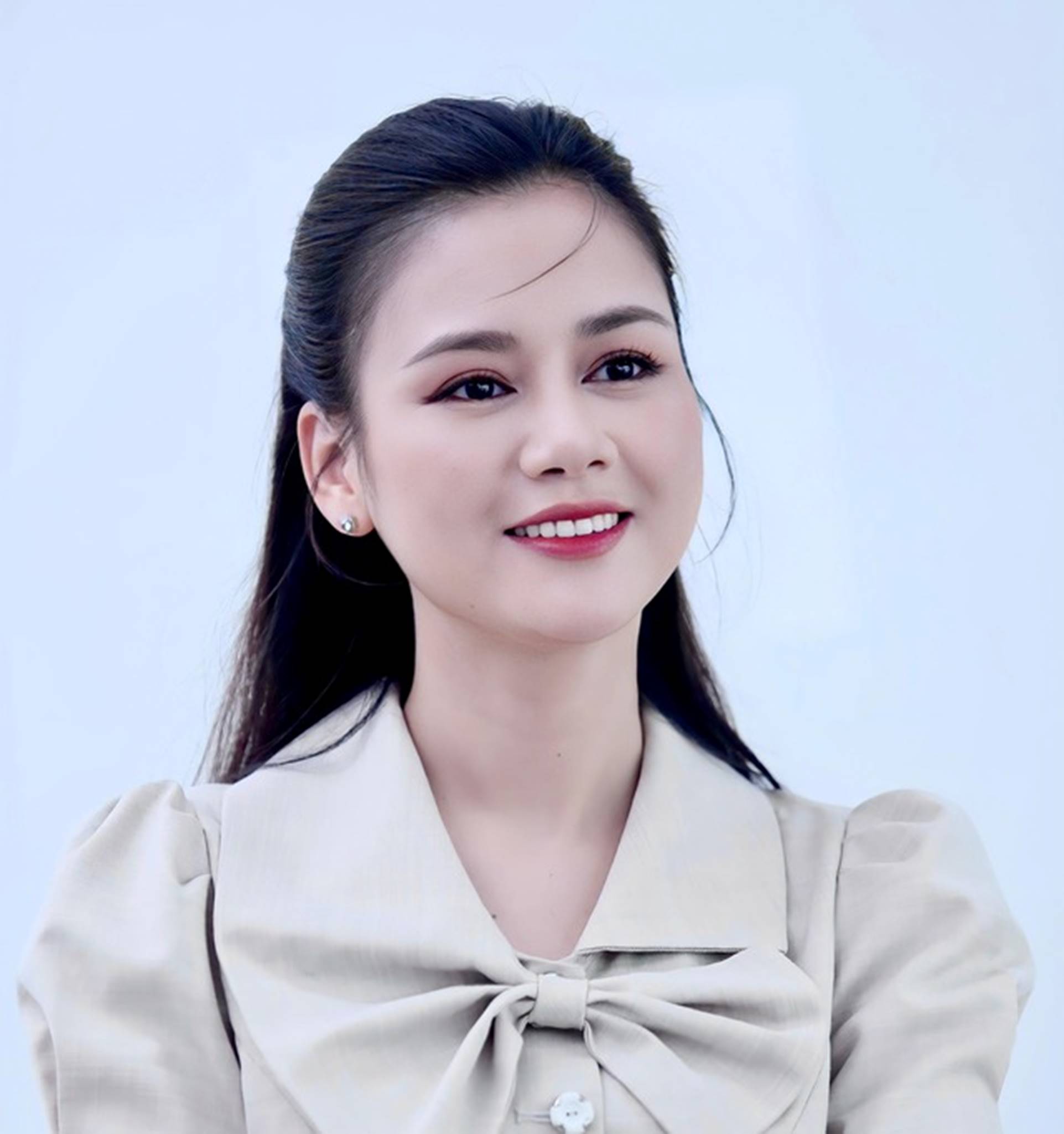 Mỹ nhân phim VTV mang quân hàm Thiếu tá, sống hạnh phúc bên chồng là Trung tá, Phó giám đốc Nhà hát kịch-1