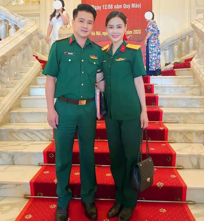 Mỹ nhân phim VTV mang quân hàm Thiếu tá, sống hạnh phúc bên chồng là Trung tá, Phó giám đốc Nhà hát kịch-5