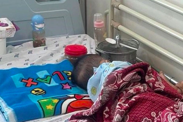 Bé trai 22 tháng bị suy dinh dưỡng vì mẹ cho ăn chay-1