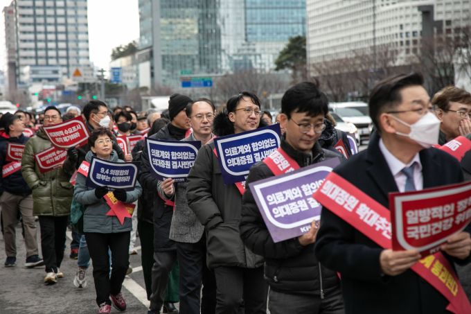 Tình cảnh sau 25 ngày khủng hoảng y tế tại Hàn Quốc: Nhiều bệnh nhân chấp nhận án tử, người thân bất lực trước hiện thực đau lòng-1