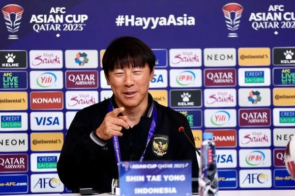 Vợ Duy Mạnh lên đồ như tổng tài, mang theo vệ sĩ vào thăm chị gái mới sinh con, khiến mẹ bỉm cười suýt bục vết mổ-4