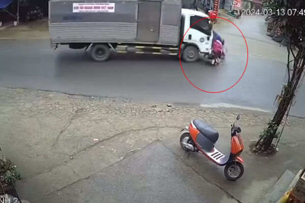 Clip: Con trai bị tông ngã, bố lao tới tung cước với người đi xe máy-1