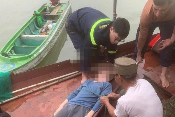 Nam sinh viên bỏ xe máy trên cầu, nhảy xuống sông Hồng-1