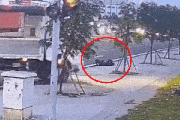Clip: Xe tải quay đầu cán tử vong người đàn ông nằm ngủ trên vỉa hè