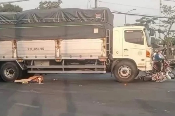 Ô tô tải tông xe máy ở TP.HCM, hai bà cụ tử vong-1
