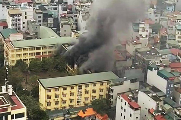 Cháy trường cấp hai ở Hà Nội, khói đen đặc quánh-1