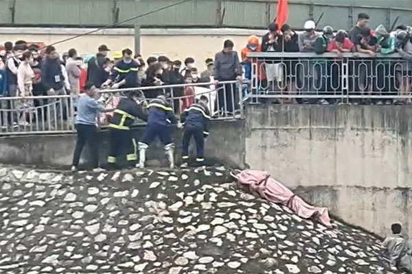 Hai bé gái mất tích ở phố đi bộ Nguyễn Huệ, người mẹ khóc ròng-2