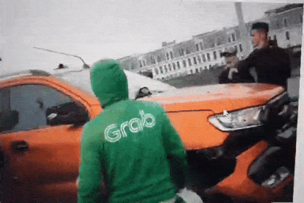 Người dân có được đập kính, vây bắt ô tô gây tai nạn?