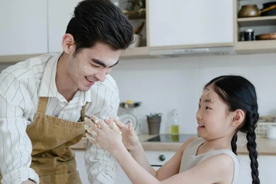 Đến gặp vợ cũ, con gái 7 tuổi nói mấy câu khiến tôi muốn tái hôn