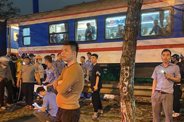 Hà Nội: Nghe điện thoại sát đường ray, người đàn ông bị tàu hỏa tông tử vong-1