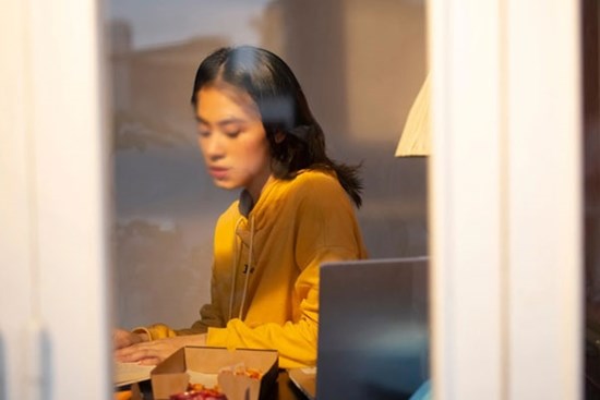 Vừa nghe con gái kêu than vài câu, bố mẹ chồng tôi đã vội rút hết tiền dưỡng già cho luôn