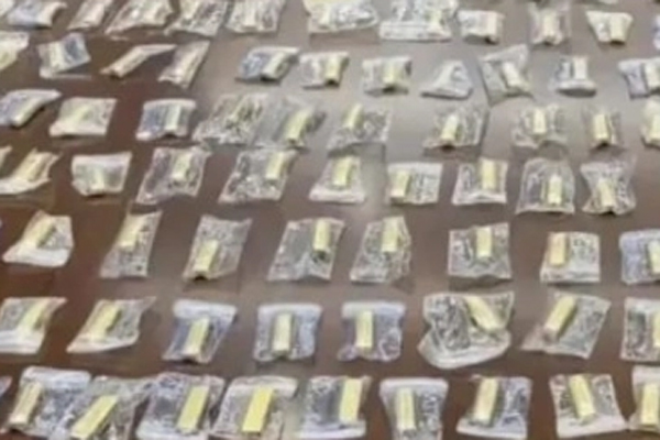 Nhận gói hàng không phải của mình, người phụ nữ tá hỏa khi thấy vật sáng chói bên trong, lập tức thông báo công ty vận chuyển thu hồi ngay-1