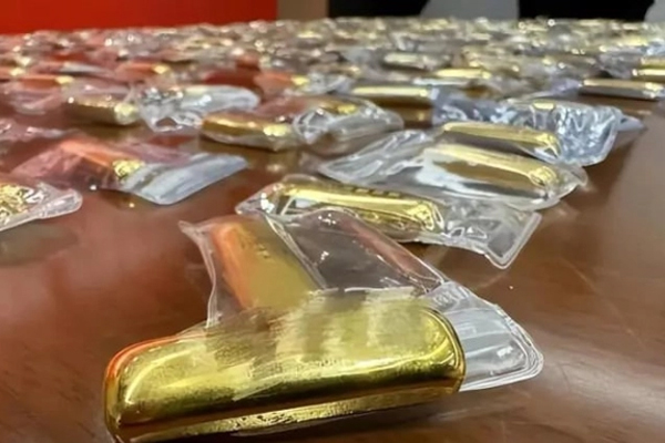 Nhận gói hàng không phải của mình, người phụ nữ tá hỏa khi thấy vật sáng chói bên trong, lập tức thông báo công ty vận chuyển thu hồi ngay-2