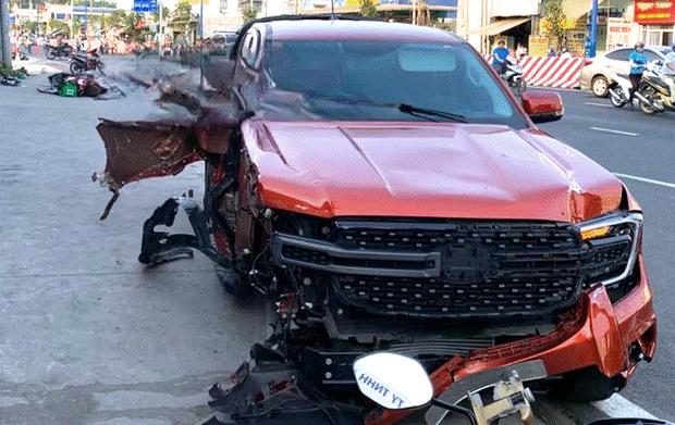 Ô tô tông hàng loạt xe máy ở Bình Dương, 5 người thương vong-1