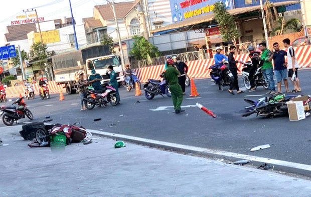 Ô tô tông hàng loạt xe máy ở Bình Dương, 5 người thương vong-2