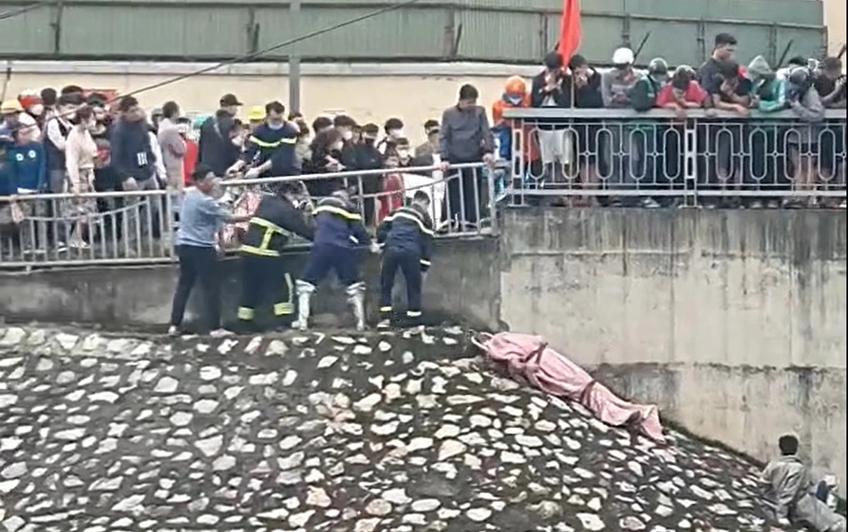 Điều tra nguyên nhân nam thanh niên tử vong dưới sông Tô Lịch-1