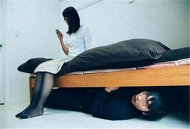 Nghi vợ ngoại tình, chồng trốn dưới gầm giường nằm canh cả tiếng rồi chết lặng với cảnh trước mắt-1