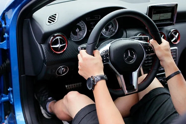 Cách khử mùi thức ăn bám trên quần áo-2