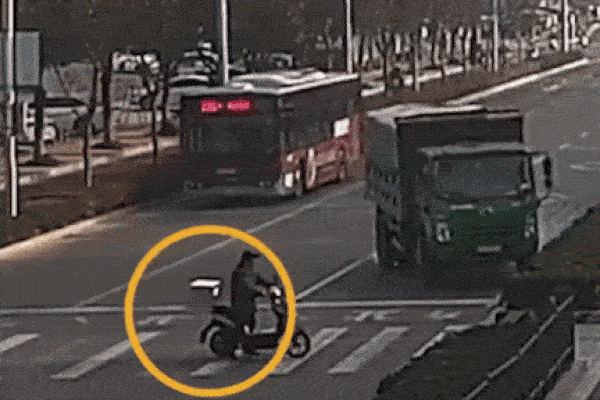 Clip: Xe tải lật nghiêng, đè trúng người đàn ông đi xe máy qua đường