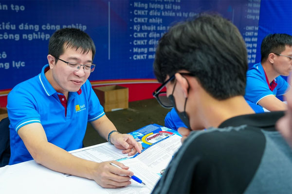 Nở rộ kỳ thi riêng vào đại học, áp lực và tốn kém cho thí sinh?-3