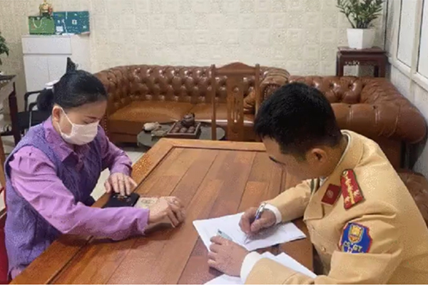 Nữ tài xế vi phạm nồng độ cồn kịch khung ở Hà Nội nộp phạt 46 triệu đồng-1