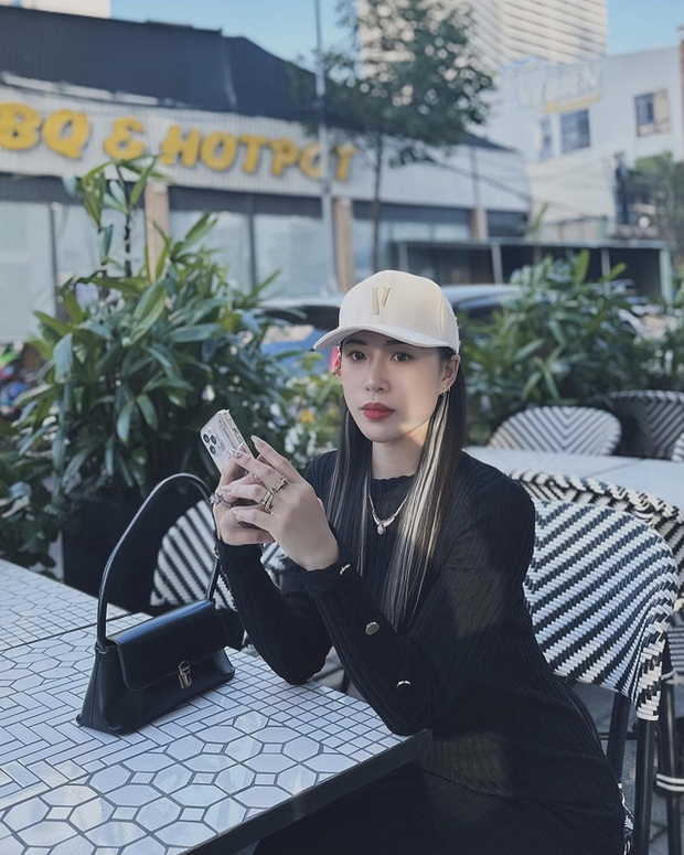 23 tuổi mất chồng đột ngột, góa phụ không khóc khi nhận tin, đưa chồng đi du lịch cùng theo cách đặc biệt-1