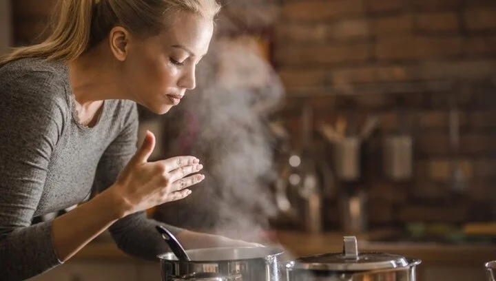 Cách khử mùi thức ăn bám trên quần áo-1