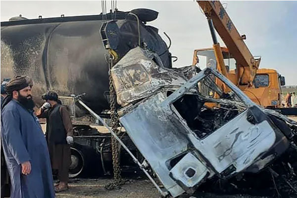 Xe bus va chạm với xe chở dầu ở Afghanistan khiến ít nhất 21 người tử vong-1
