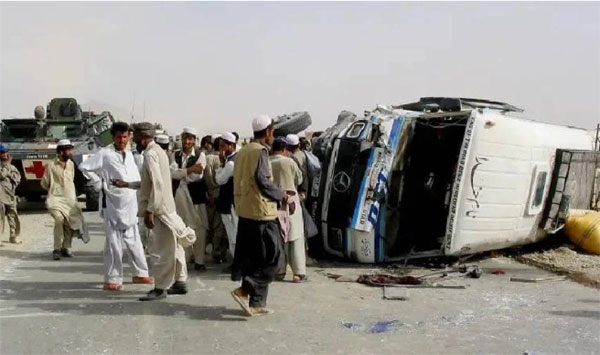 Xe bus va chạm với xe chở dầu ở Afghanistan khiến ít nhất 21 người tử vong-2
