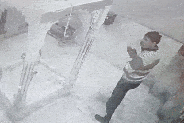 Xem lại camera, nhân viên sốc nặng trước hành động của tên trộm-1