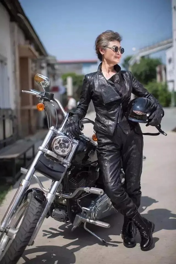 Cụ bà 73 tuổi vẫn cưỡi ngựa, đi phân khối lớn, trẻ như U40 nhờ 2 thói quen đơn giản, không phải tập thể dục-1