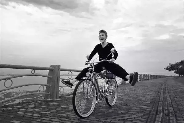 Cụ bà 73 tuổi vẫn cưỡi ngựa, đi phân khối lớn, trẻ như U40 nhờ 2 thói quen đơn giản, không phải tập thể dục-4