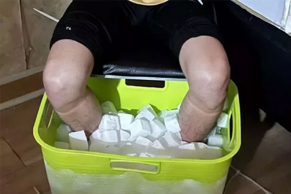 Ngâm chân trong đá khô rồi cắt cụt để đòi bồi thường-1