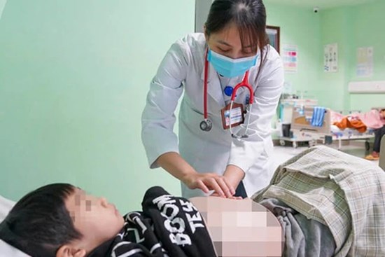Bé trai 10 tháng tuổi đã suy hỏng thận: BS chỉ 6 dấu hiệu nhận biết, có 1 cũng cần đi khám ngay