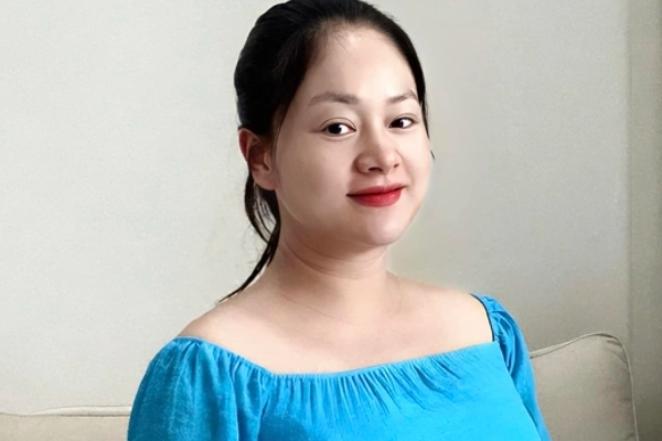 Con gái 12 tuổi né tránh khi mẹ Hồng Nhung đòi hôn, biểu cảm của anh song sinh còn hài hước hơn-9