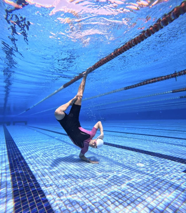 Vừa flex ảnh bơi sông Hồng, Ánh Viên lại tạo dáng độc lạ dưới nước khiến dân tình không thể tin nổi-2