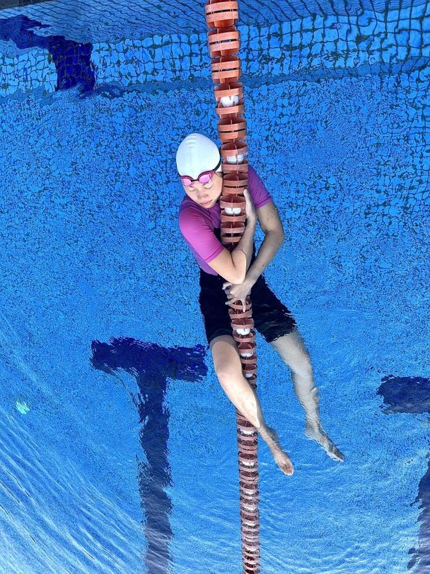 Vừa flex ảnh bơi sông Hồng, Ánh Viên lại tạo dáng độc lạ dưới nước khiến dân tình không thể tin nổi-3