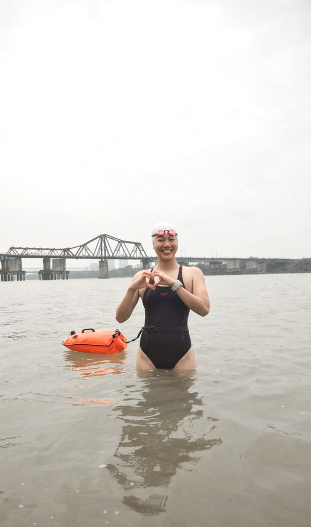 Vừa flex ảnh bơi sông Hồng, Ánh Viên lại tạo dáng độc lạ dưới nước khiến dân tình không thể tin nổi-4