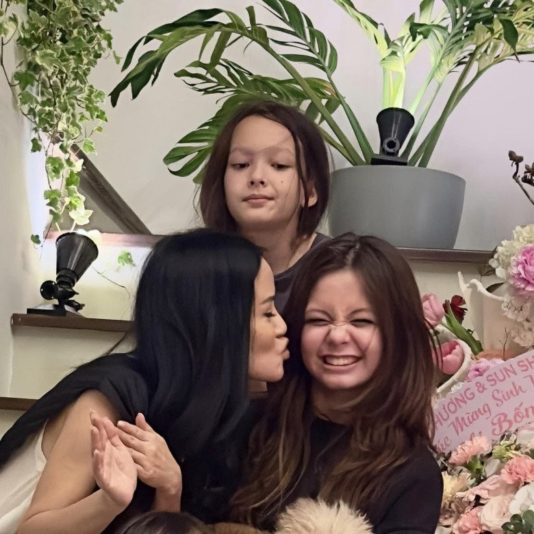 Con gái 12 tuổi né tránh khi mẹ Hồng Nhung đòi hôn, biểu cảm của anh song sinh còn hài hước hơn-1