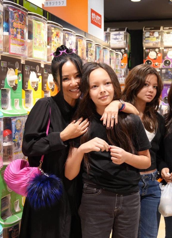 Con gái 12 tuổi né tránh khi mẹ Hồng Nhung đòi hôn, biểu cảm của anh song sinh còn hài hước hơn-2