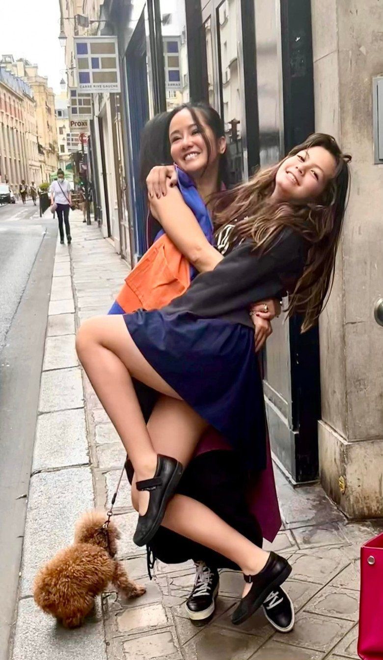 Con gái 12 tuổi né tránh khi mẹ Hồng Nhung đòi hôn, biểu cảm của anh song sinh còn hài hước hơn-3